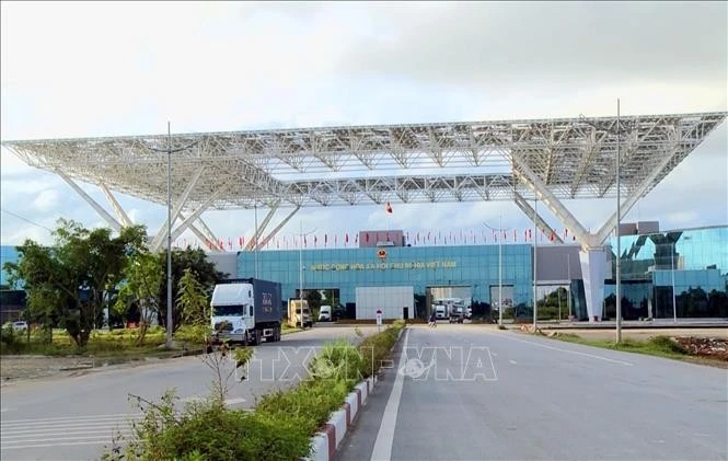 Imports and exports passing through Bac Luan II – Mong Cai International Border Gate in Quang Ninh province (Photo: VNA)