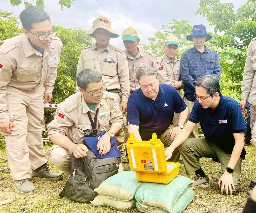 From right: Deputy Minister of Foreign Affairs Do Hung Viet (1st) and US Ambassador to Vietnam Marc E. Knapper (2nd) press the button to detonate unexploded ordnance in Huong Tan commune, Huong Hoa district, Quang Tri province. (Photo: VNA)