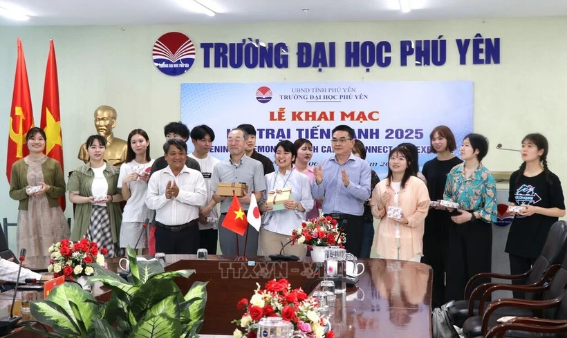 Leaders of Phu Yen province and the Phu Yen University present gifts to the delegation of lecturers and students from Wakayama Shin-ai University. (Photo: VNA) 