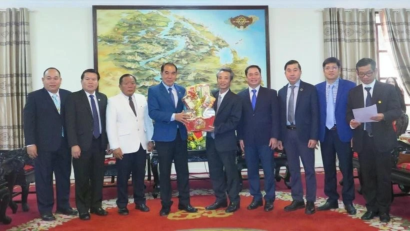 A visiting delegation from Laos's Savannakhet province and officials of Hue city in a group photo at their meeting on January 18. (Photo: VNA)