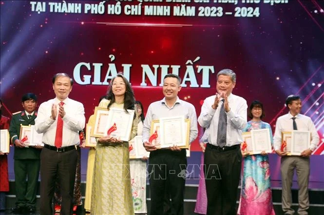 Presenting the first prizes of the online quiz at the event (Photo: VNA)