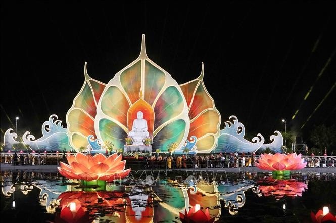 A view of the May 6 candle-lighting ritual praying for world peace, as part of the UN Day of Vesak 2025 celebrations in HCM City. (Photo: VNA)