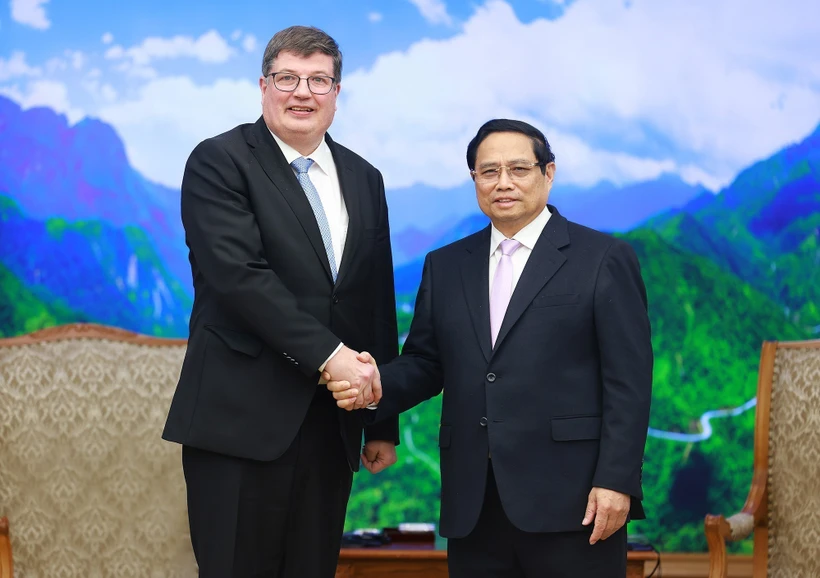 Prime Minister Pham Minh Chinh (R) and Arto Olavi Satonen, Minister for Employment from the Finnish Ministry of Economic Affairs and Employment, in Hanoi on January 13. (Photo: VNA)