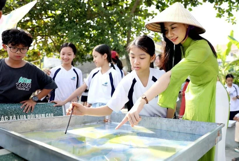 Students from The Dewey Schools (Hanoi) experience the traditional craft of linen weaving at Nam Cao village, Thong Nhat commune, Kien Xuong district, Thai Binh province. (Photo: VNA) 