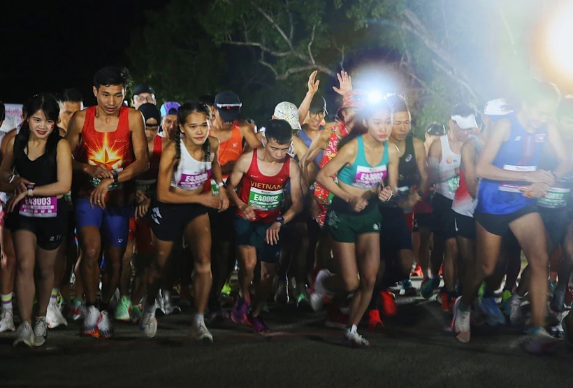 Athletes competing in the Viettel Marathon Series final leg's 42km, 21km, 10km, and 5km races start in staggered waves. (Photo: VNA)