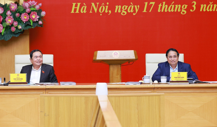 Chairman of National Assembly Tran Thanh Man (left) and Prime Minister Pham Minh Chinh co-chair the event in Hanoi on March 17. (Photo: VNA)