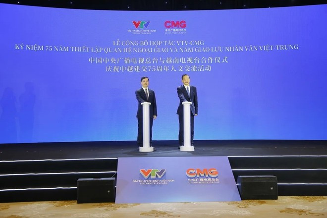 Representatives of Vietnam Television (VTV) and China Media Group (CMG) at the event. (Photo: VNA)