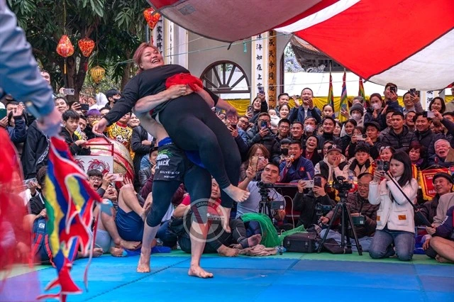 Zakhar Dzmitrychenka lifts Nguyen Thi Thanh Truc during their wrestling match in Trieu Khuc Villages Festival. (Photos of Grappling Vietnam) 