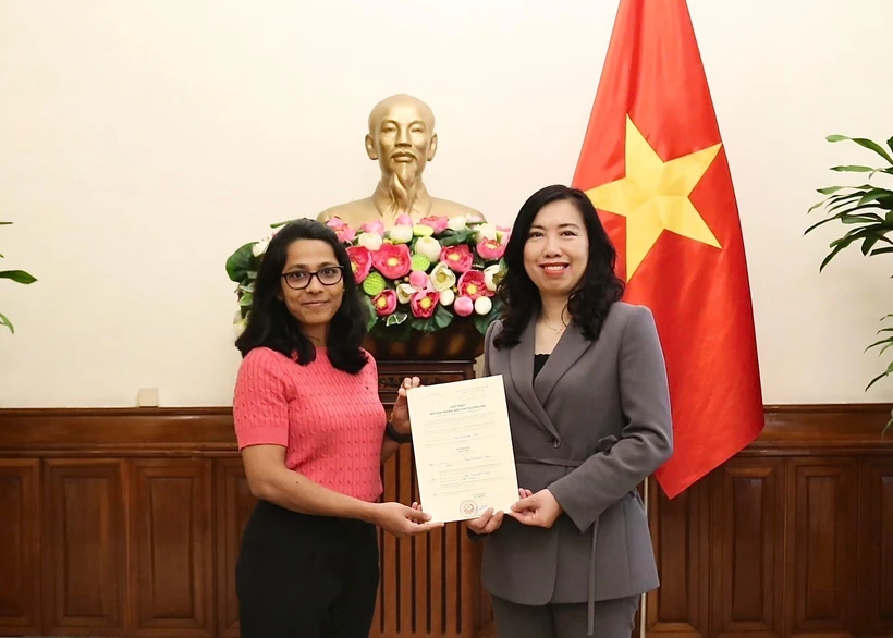 Deputy Minister of Foreign Affairs Le Thi Thu Hang (R) presents the licence for permanent office opening to Anantha Lakshmi, FT resident correspondent and head of its bureau in Hanoi, at the ceremony . (Photo: VNA)