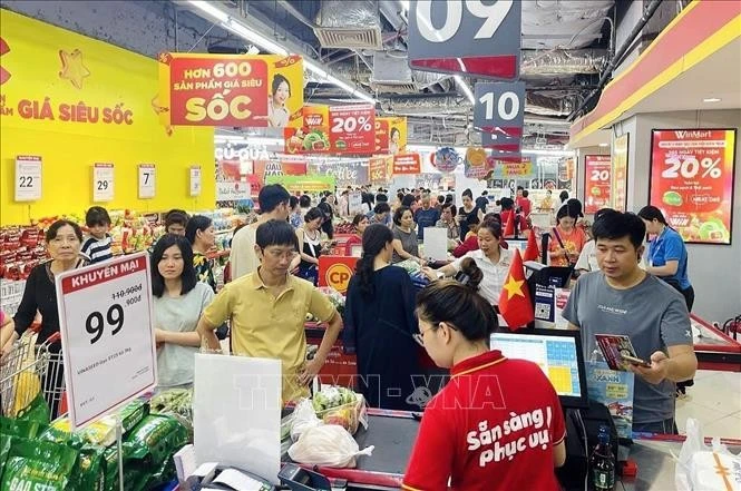 People shop at a Winmart supermarket (Photo: VNA)