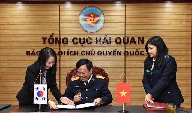 The General Department of Vietnam Customs and the Republic of Korea Customs Service sign a mutual recognition agreement. (Photo: baodautu.vn) 