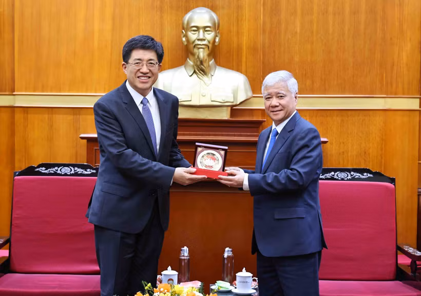 Do Van Chien (R), Politburo member, Secretary of the Party Central Committee and President of the Vietnam Fatherland Front and First Secretary of the Communist Youth League of China Central Committee A Dong in Hanoi on April 14. (Photo: VNA)