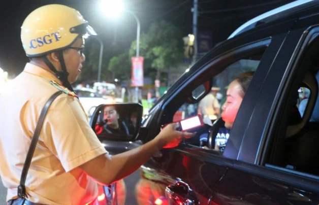 A police officer in Long Xuyen city, An Giang province, check alcohol levels of a driver. (Photo: VNA)