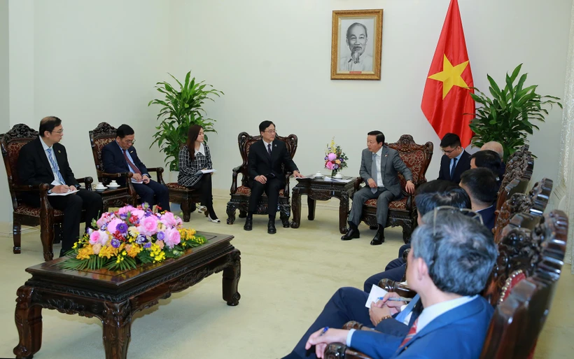 Deputy Prime Minister Tran Hong Ha (R) and Tan Wangen, Director of Commercial Aircraft Corporation of China, Ltd. (COMAC), in Hanoi on January 15. (Photo: VNA)