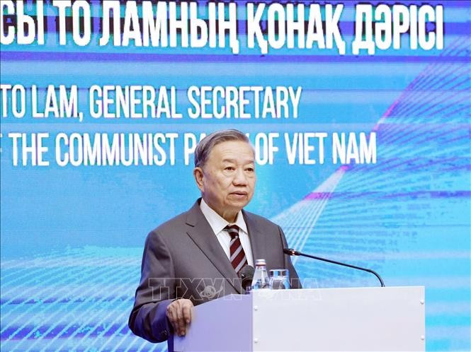 Party General Secretary To Lam delivers a policy speech at the Academy of Public Administration under the President of Kazakhstan on May 6. (Photo: VNA)