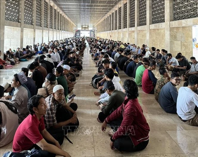 Indonesian Muslims gather at Istiqlah Mosque ahead of the prayer service. (Photo: VNA)