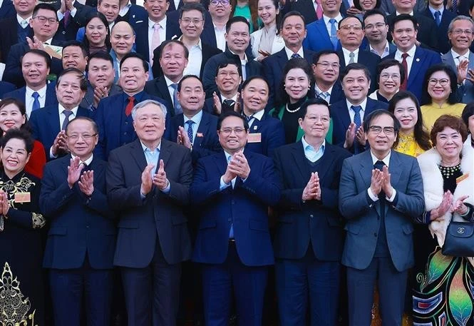 Prime Minister Pham Minh Chinh (centre, front row) in a group photo with participating business representatives. (Photo: VNA)