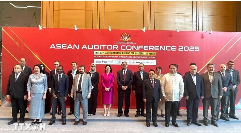Participants of the ASEAN Auditor Conference 2025 pose for a group photo. (Source: VNA)