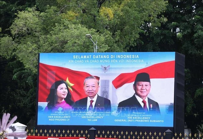 A poster on the state visit to Indonesia by Vietnamese Party General Secretary To Lam (centre) and his spouse (Photo: VNA) 