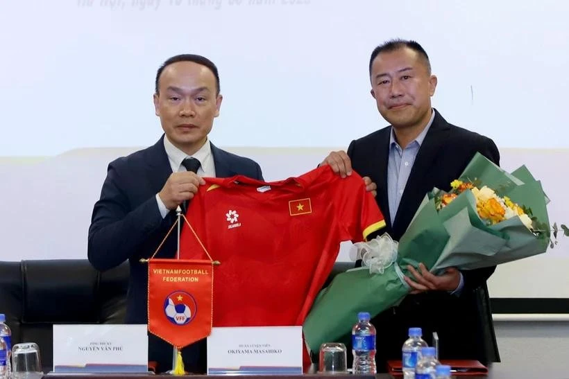 Okiyama Masahiko (R) has been appointed as the new head coach of Vietnam's U17 and U20 women's football teams. (Photo: Vietnam Football Federation)