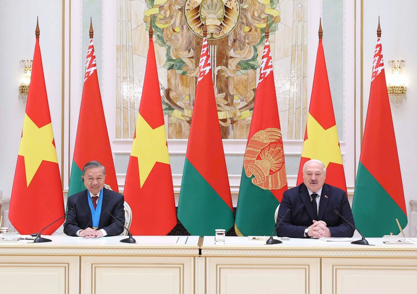 General Secretary of the Communist Party of Vietnam Central Committee To Lam (L) and President of Belarus Aleksandr Lukashenko at the press conference following their talks in Minsk on May 12. (Photo: VNA)
