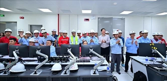 PV Power leaders and engineers officially operate the Nhon Trach 3 power plant as it connects to the national grid. (Photo: VNA)