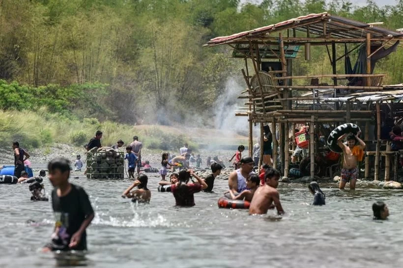 People cool off in a river to escape the heat in Bulacan, Philippines, on April 6, 2024. (Photo: AFP/VNA)