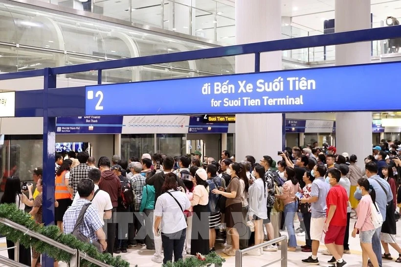 Crowds line up to board trains at Ben Thanh Station on December 22. (Photo: VNA)