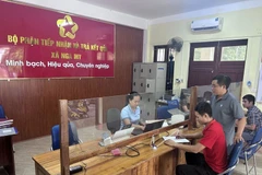 People come to handle administrative and civil status procedures at the Nga My commune Public Administrative Service Centre, Nghe An province. (Photo: VNA) 