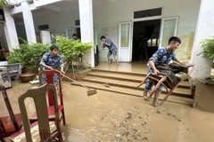 After floodwaters recede, military units stationed in Khanh Hoa assist in addressing the flood aftermath at local schools. (Photo: VNAl)
