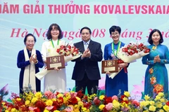 Prime Minister Pham Minh Chinh (C) congratulates two winners of 2024 Kovalevskaia Award (Photo: VNA_