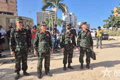 Vietnamese team conducts a field survey in La Guaira to assess the situation and prepare for the deployment of personnel and equipment for search-and-rescue operations. (Photo: qdnd.vn)