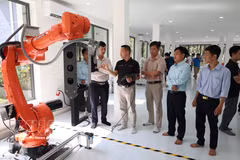 Testing an industrial robot at the Centre for Training, Research and Development of Industrial Robotics and AI of the University of Science and Technology under the University of Da Nang. Photo: VNA