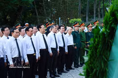 Prime Minister Le Minh Hung (fourth from left, first row) and other delegates offer flowers and incense at the monument of late Party General Secretary Tran Phu and the memorial stele dedicated to fallen heroes and martyrs at Le Thi Rieng Park. (Photo: VNA)