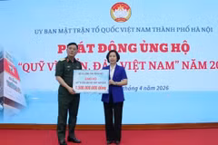 At the launch ceremony, 115 organisations, collectives, and individuals pledge more than 28 billion VND for the “For Vietnam’s Sea and Islands” Fund. (Photo: hanoimoi.com.vn)