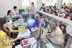 Citizens handle administrative procedures at the Can Tho City Public Administrative Service Centre. (Photo: VNA) 
