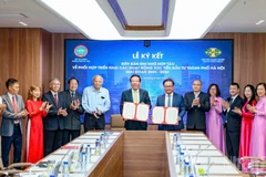 The Hanoi Department of Finance and the Vietnam Association of Foreign Invested Enterprises sign an MoU to collaborate on investment promotion in the capital from 2025 to 2030. (Photo: nhandan.vn)