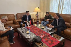 Vietnamese Ambassador to Algeria Tran Quoc Khanh (second from left) talks to reporters from the Algeria Press Service (APS), El Moudjahid newspaper, and Essalam TV (Photo: VNA)