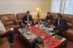 Vietnamese Ambassador to Algeria Tran Quoc Khanh (second from left) talks to reporters from the Algeria Press Service (APS), El Moudjahid newspaper, and Essalam TV (Photo: VNA)