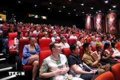 The screening of “Hat giua chieu mua” draws a large number of audience (Photo: VNA)
