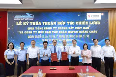 Representatives of the Vietnam Railways Corporation and Guangzhou Metro Group Co., Ltd. at the signing ceremony in Hanoi on June 1 (Photo: hanoimoi.vn)