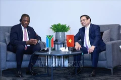 Vietnamese Prime Minister Pham Minh Chinh (R) receives South African Deputy President Paul Mashatile. (Photo: VNA)
