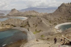 Tourists climb a hill on Padar Island to enjoy the natural scenery of Komodo National Park in East Nusa Tenggara (Photo: antaranews.com)