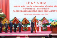 Party General Secretary To Lam awards the Ho Chi Minh Order to the Party Central Committee’s Commission for Internal Affairs (Photo: VNA)