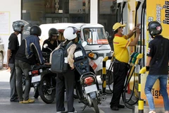 A motorcyclist refuels at a station in Phnom Penh (Photo: khmertimeskh.com)