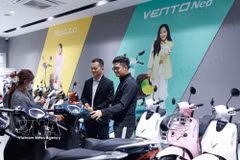 Hanoi’s roadmap to implement low-emission zones from July is providing a strong boost to the electric two-wheeler market (Photo: VNA)