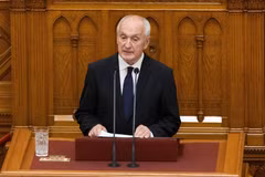 President András Baka addresses the Hungarian Parliament in Budapest after being elected on August 11, 2026. (Photo: Xinhua/VNA) 