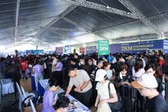 Runners take their race kit of the fourth VnExpress Marathon Ho Chi Minh City Midnight 2026 which will be held on March 22. (Photo courtesy of VnExpress)