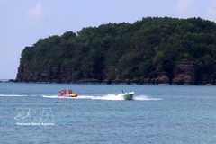 Tourists enjoy water sports off the coast of Phu Quoc (Photo: VNA) 