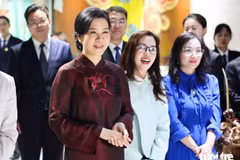 Ngo Phuong Ly, spouse of General Secretary of the Communist Party of Vietnam Central Committee and State President To Lam, visits the Guangxi Ethnic Music Museum on April 16. (Photo: tuoitre.vn)